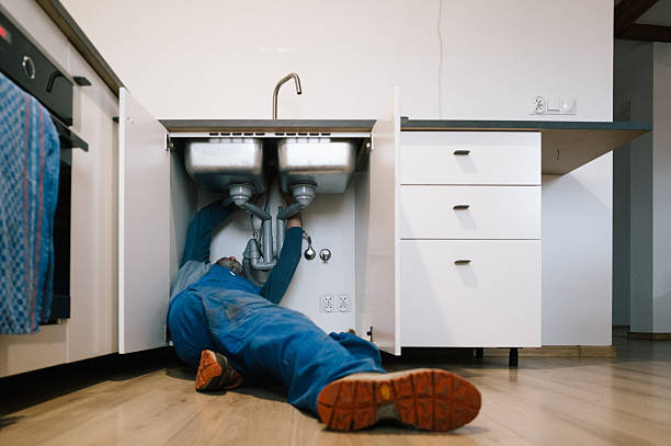 Professional Emergency Plumber technician working in Hemet, CA